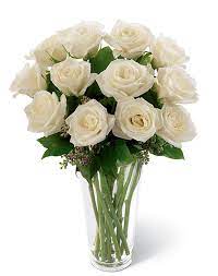 12 ROSES ROUGES DANS UN VASE EN VERRE