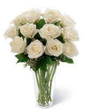 12 ROSES ROUGES DANS UN VASE EN VERRE