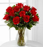 12 ROSES ROUGES DANS UN VASE EN VERRE